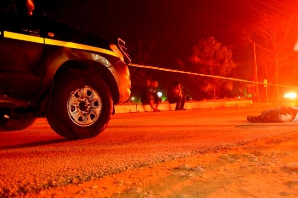 Autoridades resguardan el lugar donde murió baleado Marvin Francisco Choc, en Sayaxché. (Foto Prensa Libre: Rigoberto Escobar)