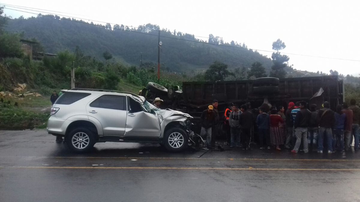 La camioneta tipo agrícola donde viajaba el diputado chocó contra un camión en el lugar conocido como La Cuchilla, Sololá. (Foto Prensa Libre: Ángel Julajuj)