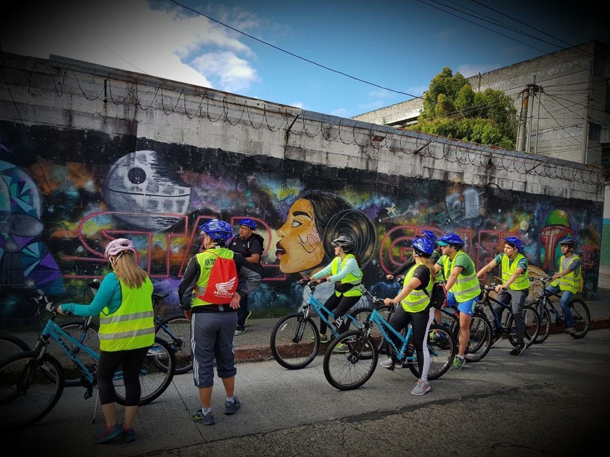 Las calles de las zonas 1, 2 y 4 serán escenario del recorrido en bicicleta, que tiene como objetivo fomentar el uso de este medio de transporte y dar a conocer aspectos históricos de la capital. (Foto Prensa Libre: Cortesía)