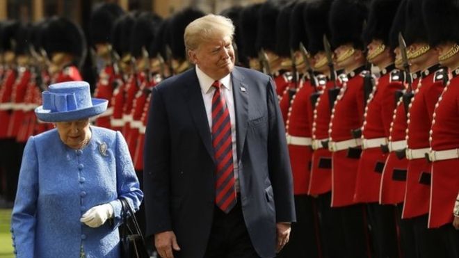 Trump rompió el protocolo en dos ocasiones con reina Isabel II. (PA)