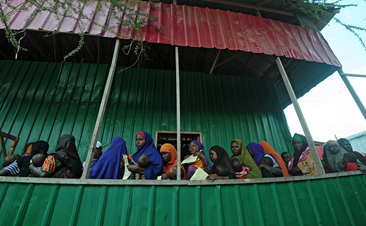 Un grupo de madres esperan recibir atención médica para sus niños desnutridos en Somalia. (Foto Prensa Libre: AFP)
