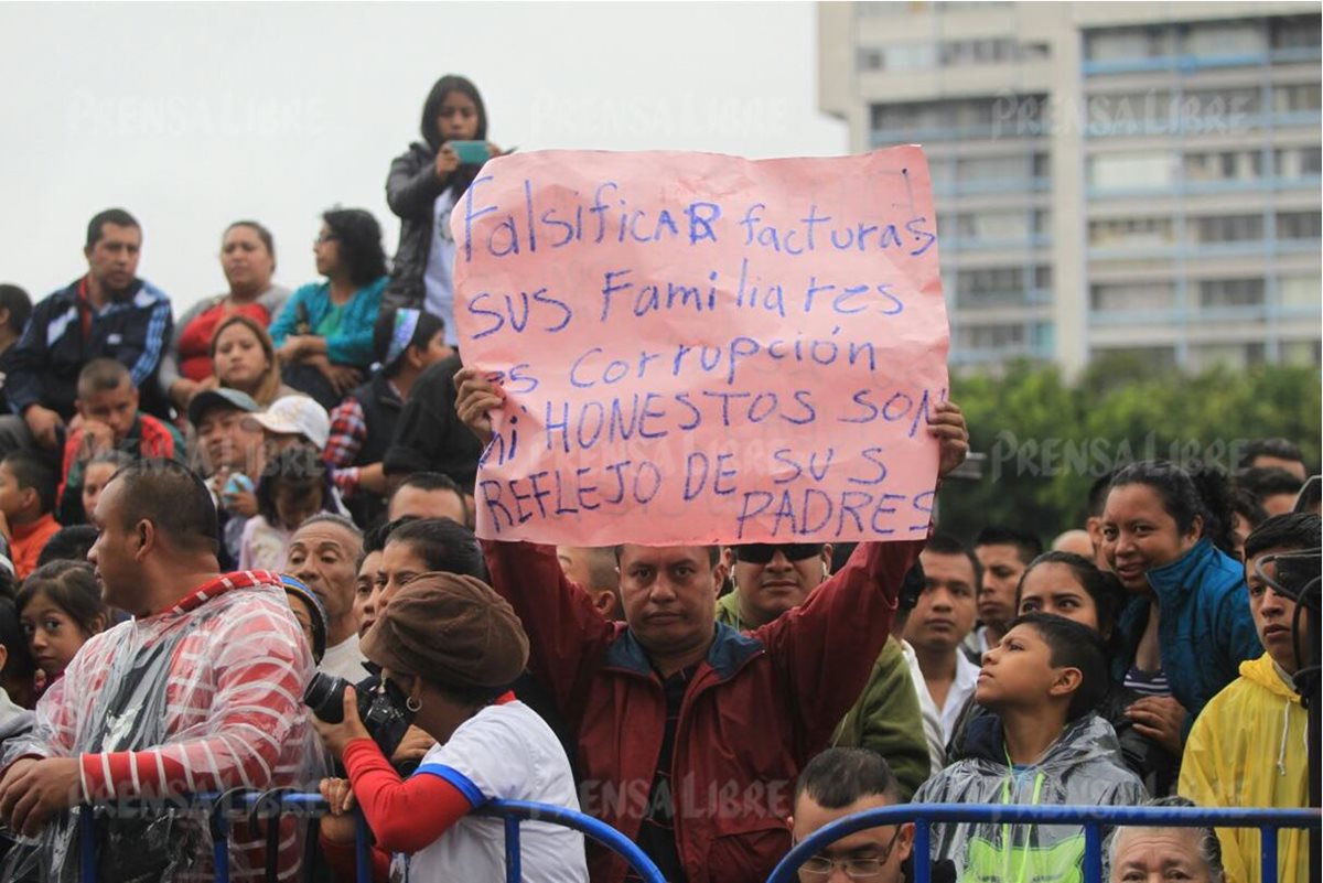 Oswaldo Morales mostró su inconformidad contra el presidente Jimmy Morales debido a la posible implicación de sus familiares en un caso de corrupción. (Foto Prensa Libre: Esbin García)