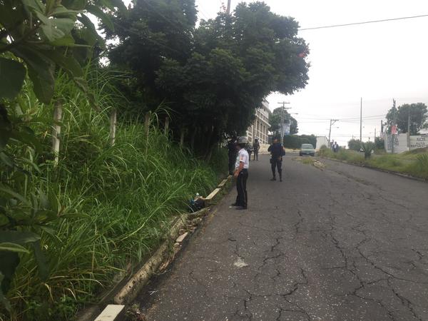 Los socorristas resguardan el lugar donde fue localizado el cadáver. (Foto Prensa Libre: CBV)