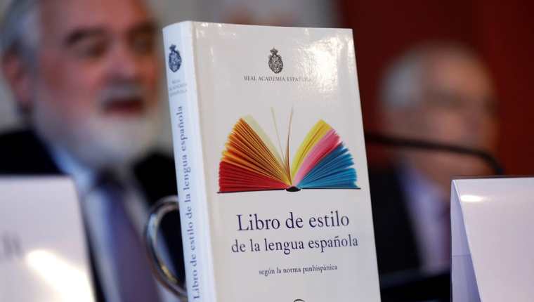 Darío Villanueva, director de la Real Academia Española, durante la presentación del Libro de estilo de la lengua española (Foto Prensa Libre: EFE).