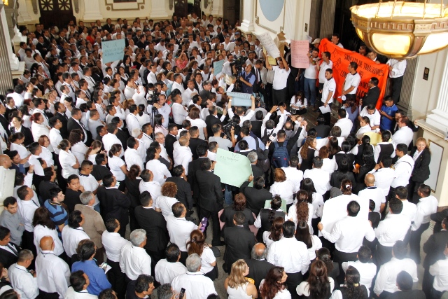Trabajadores del Congreso manifiestan inconformidad a ser investigados. El plantón lo efectuaron dentro de la sede del Legislativo. (Foto Prensa Libre: Hemeroteca PL)
