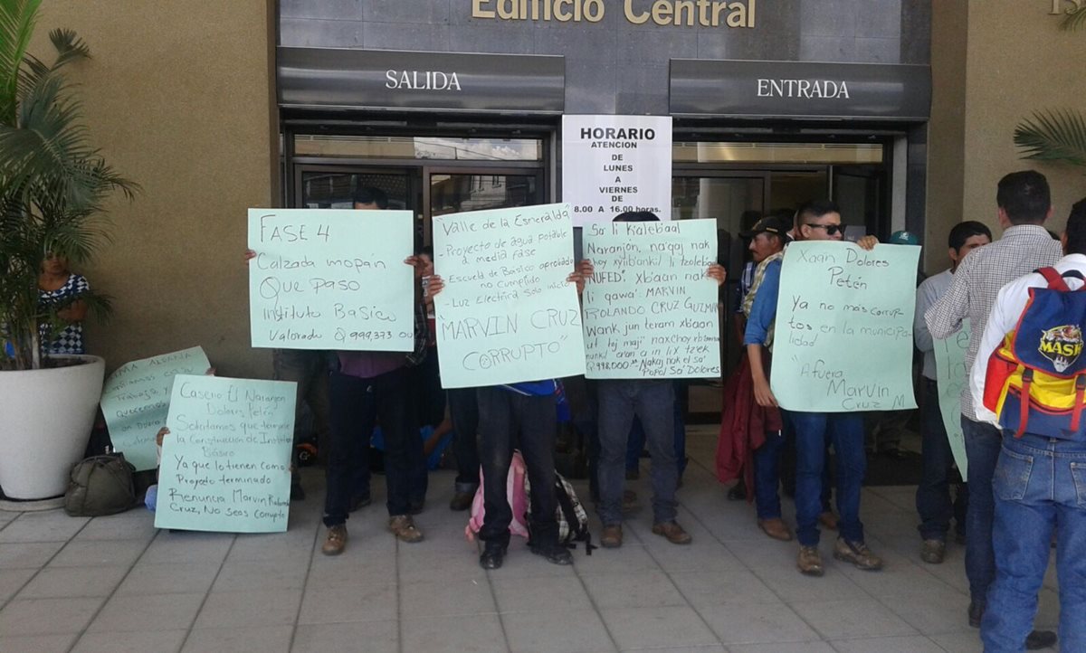 Vecinos de Dolores, Petén, protestan frente a la sede del MP por supuestos actos de corrupción en su comuna. (Foto Prensa Libre: Glenda Sánchez)