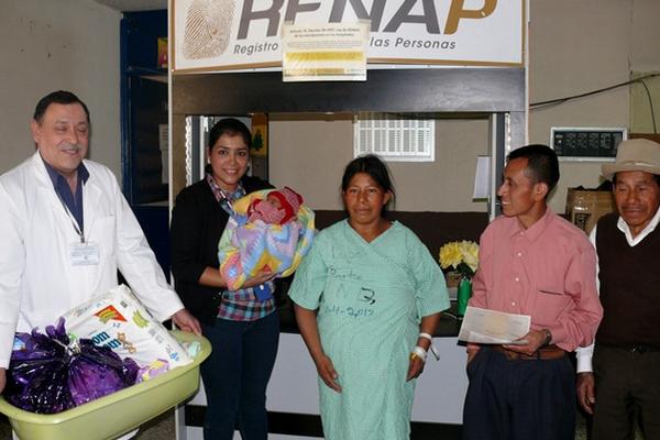 Autoridades del Hospital Regional de Quiché entregan una bañera con regalos a los padres de Antonio Lobos. (Foto Prensa Libre: Óscar Figueroa)