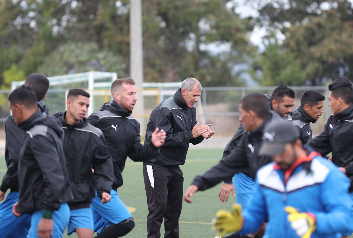 El preparador físico Rodolfo González de Comunicaciones explica que en los clásicos pesa más el factor emocional que el físico. Su equipo se medirá este domingo a Municipal en el estadio Doroteo Guamuch Flores (Foto Prensa Libre: Edwin Fajardo)