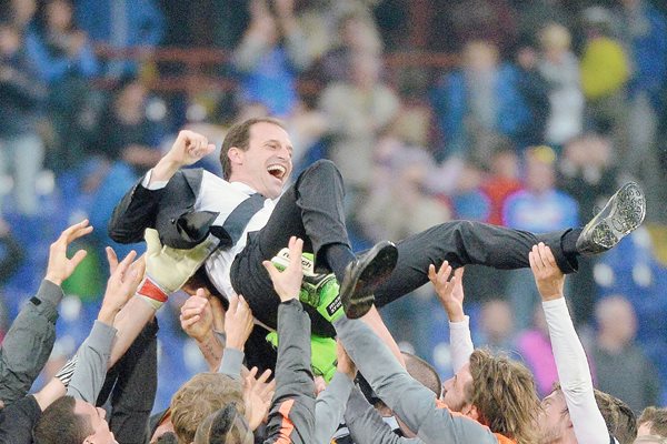 Massimiliano Allegri tiene tranquilidad luego de haber alcanzado el fin de semana el título de la Serie A. (Foto Prensa Libre: EFE).