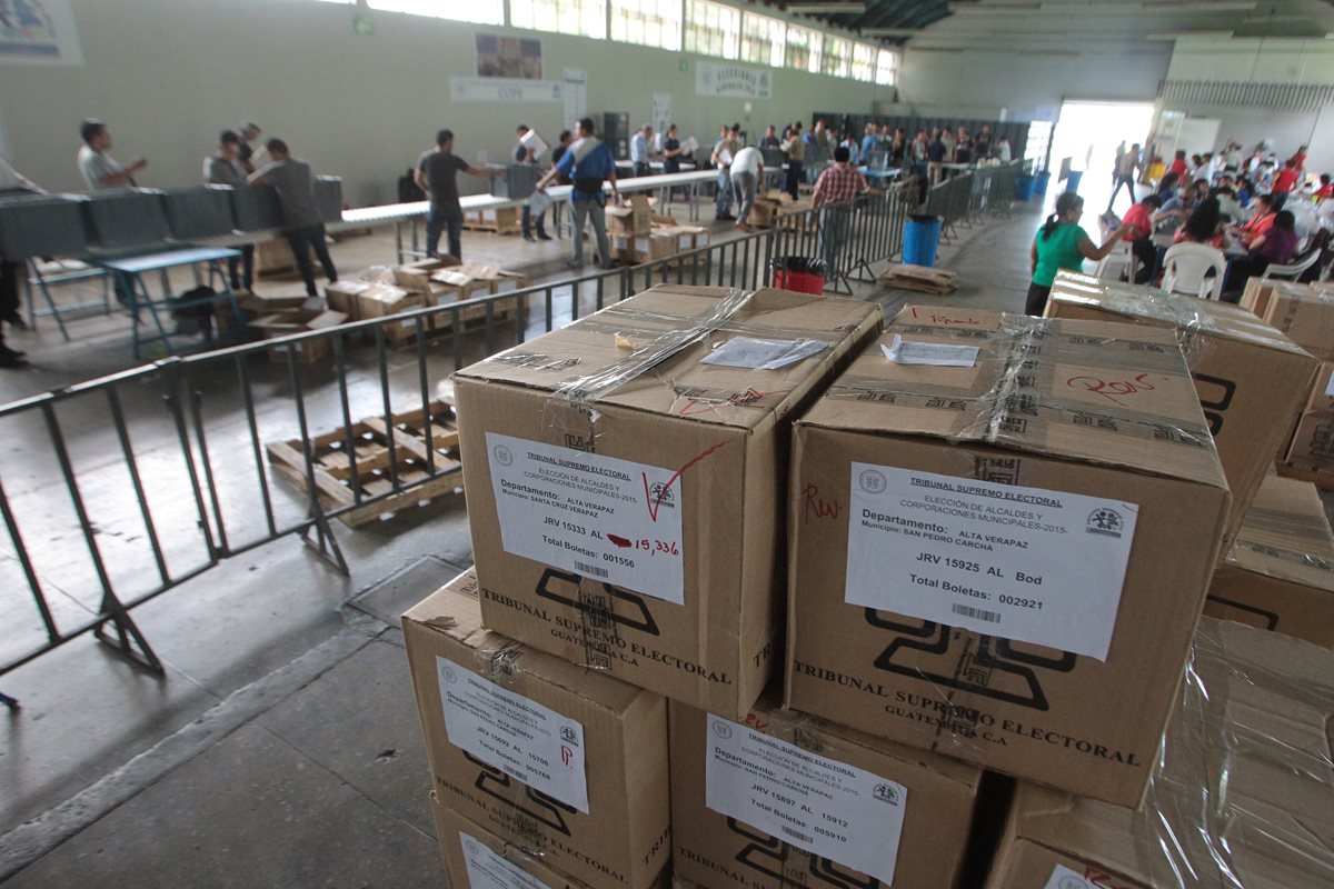 El TSE realiza el proceso de embalaje de las cajas que contienen las papeletas. (Foto Prensa Libre: Alvaro Interiano)