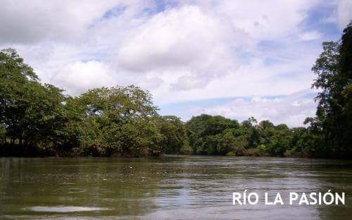 El río La Pasión, en La Libertad, Petén, registra casi 1.5 metros arriba de su nivel, por lo que se monitorean comunidades cercanas. (Foto Prensa Libre: Conred)