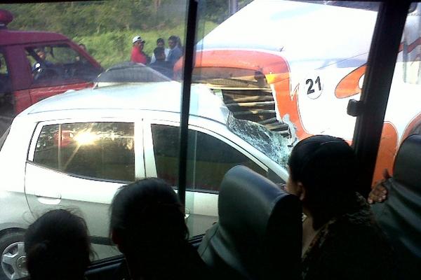 Pasajeros de un autobús observan el accidente ocurrido en la ruta a las Verapaces. (Foto Prensa Libre: Eduardo Sam)<br _mce_bogus="1"/>