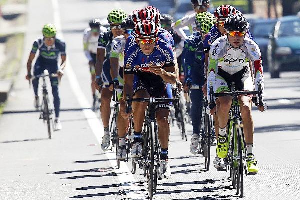 Tres de los equipos extranjeros — EPM, Movistar y Coopeanae Economy— empezaron a pedalear juntos ayer. (Foto Prensa Libre: Eduardo González)