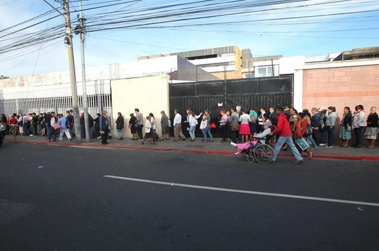 Decenas de usuarios hacen cola para recibir atención en la Consulta Externa del Hospital General San Juan de Dios en la capital. (Foto Prensa Libre: Érick Ávila).