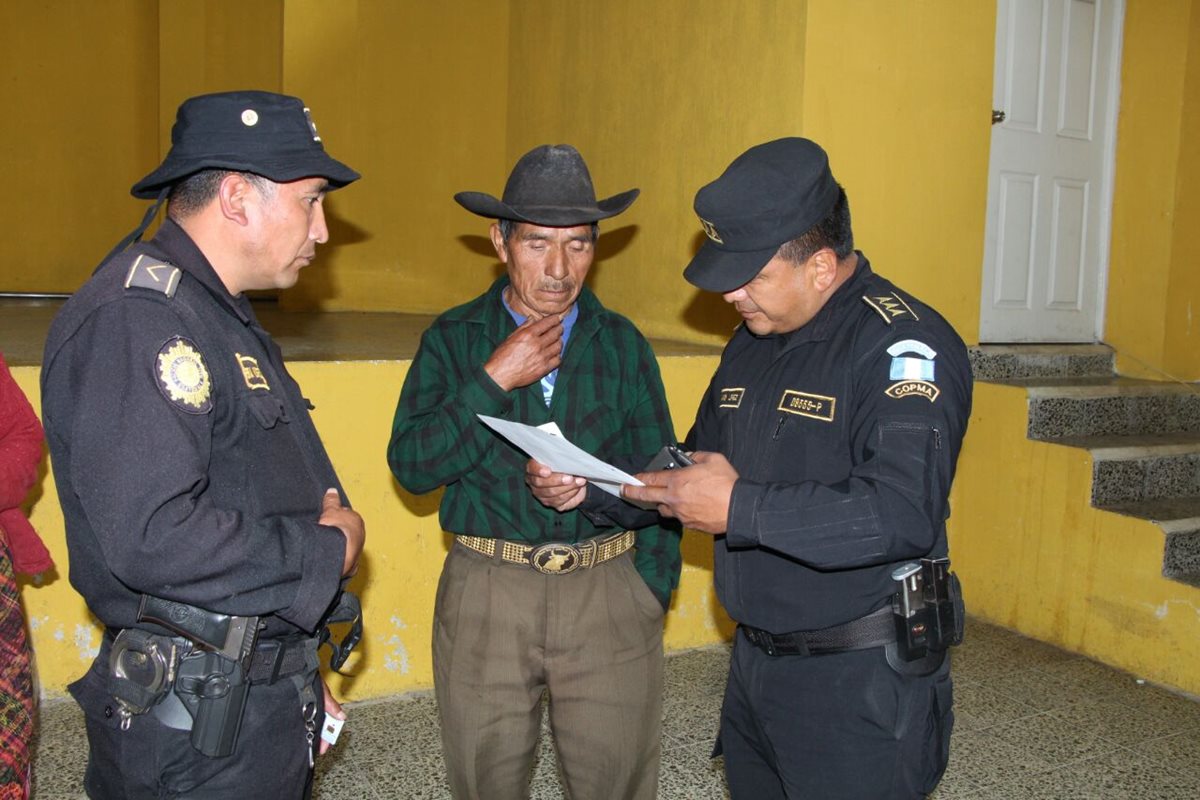 Samuel Chávez, se conducía en un vehículo en el crucero hacia Tajumulco, cuando se constató que existía una orden de captura vigente desde marzo del presente año. (Foto Prensa Libre: W. Barrera)