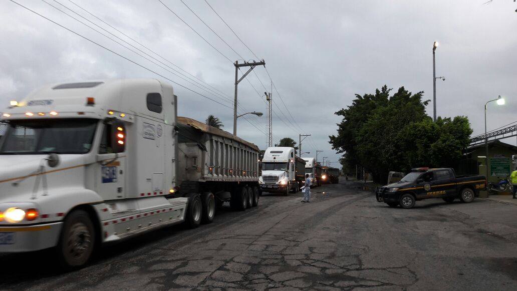 Un tráiler es resguardado y escoltado por agentes de la PNC. (Foto Prensa Libre: PNC)