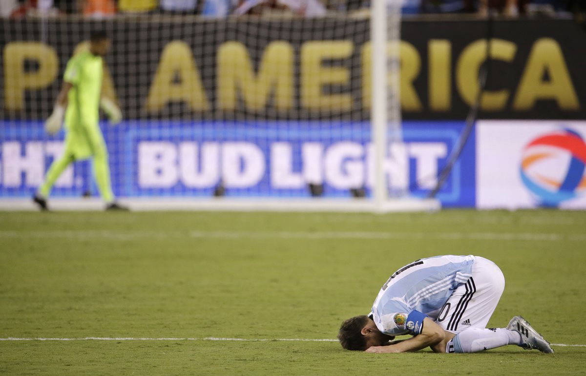 Messi estalló en llanto al perder la final frente a Chile. (Foto Prensa Libre: AP)