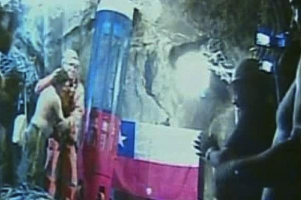 La cápsula de socorro llegó este marte hasta el fondo de la mina y el socorrista Manuel González fue recibido por los 33 mineros con abrazos y aplusos, (AFP).