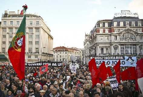 Al menos unas cinco mil personas protestan en la capital de Portugal, Lisboa. (Foto Prensa Libre:EFE)