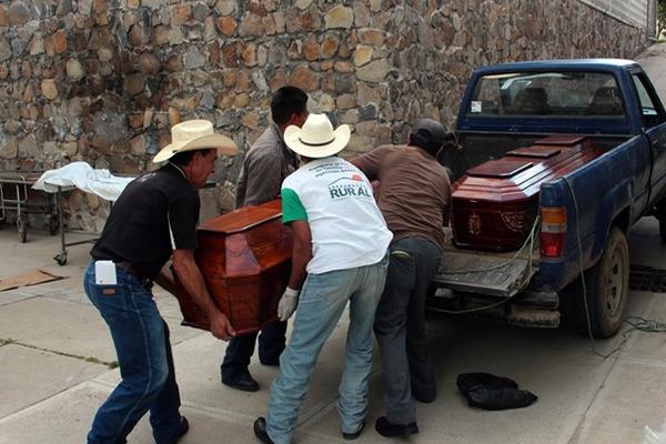 Los féretros de los dos hermanos ultimados en la aldea Soledad El Colorado, Mataquescuintla. (Foto Prensa Libre: Hugo Oliva)