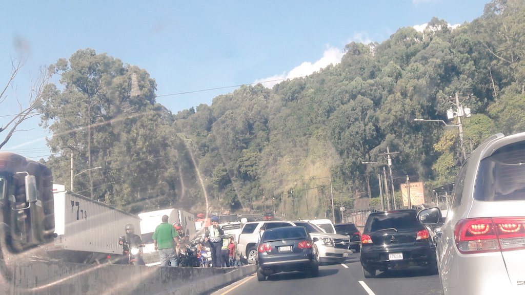 El accidente es en el puente Villalobos, Villa Nueva, involucra a cuatro automóviles. (Foto Prensa Libre: @Amatinews)