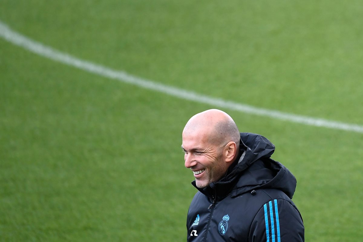 El técnico francés del Real Madrid, Zinedine Zidane, durante el entrenamiento del equipo merengue de este lunes. (Foto Prensa Libre: AFP)