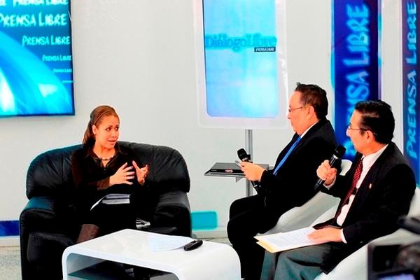 Xiomara Vásquez, asesora jurídica de Codisra, durante  Diálogo Libre con los periodistas Julio Román e Isaac Ramírez. (Foto Prensa Libre: Edwin Bercián)