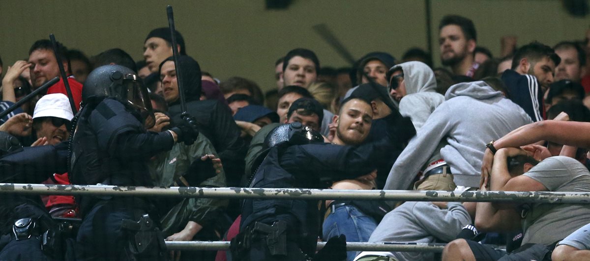 La policía tuvo que ingresar a la tribuna del Santiago Bernabéu por los distrubios de los aficionados alemanes. (Foto Prensa Libre: AP)