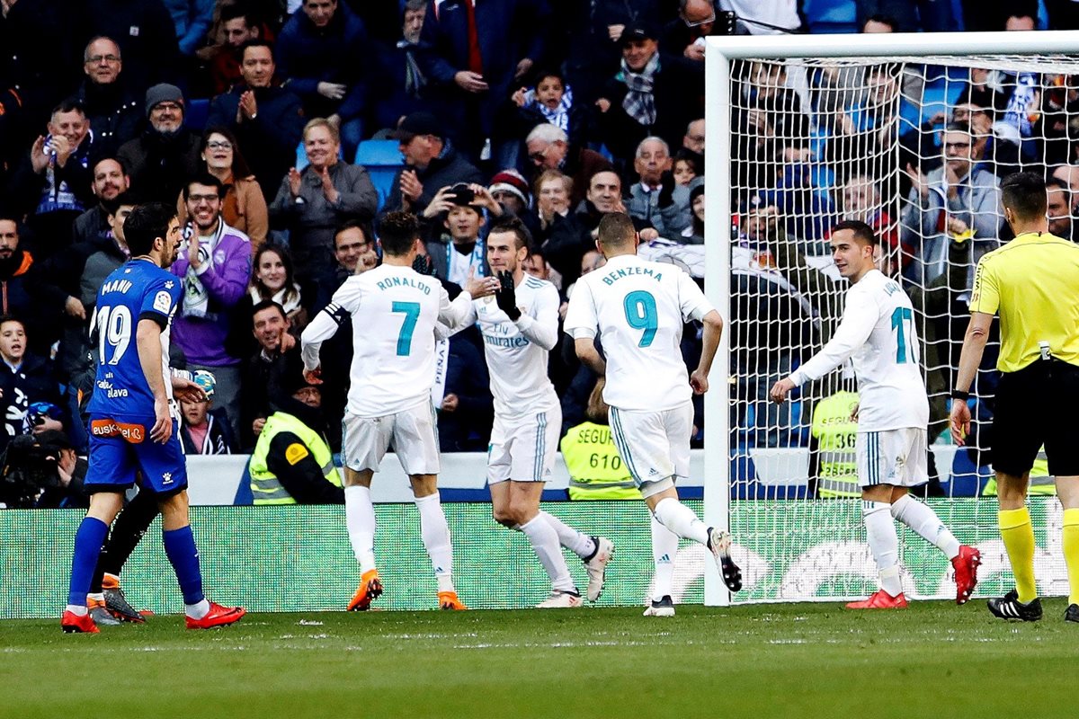 Cristiano y Karim Benzema corren para celebrar con Gareth Bale su anotación frente al Alavés. (Foto Prensa Libre: EFE)