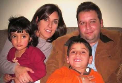 Foto familiar de Cristina Siekavizza; su esposo, Roberto Barreda, y sus hijos, María Mercedes y Roberto José.