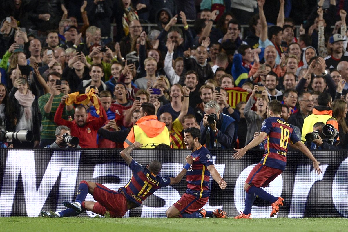 El delantero uruguayo Luis Suárez (al centro) celebra el gol de la victoria del Barcelona. (Foto Prensa Libre: AFP)