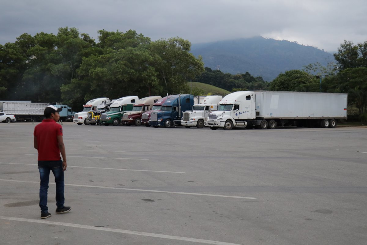 En el paso  fronterizo El Corinto transportistas decidieron esperar ayer, por la jornada de protestas en Honduras. (Foto Prensa Libre: Dony Stewart)