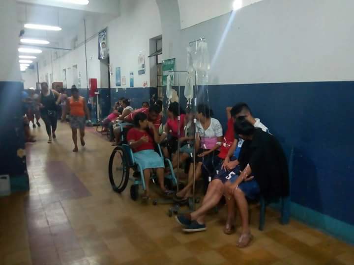Algunas de las personas afectadas reciben atención en el Hospital Nacional de Mazatenango. (Foto Prensa Libre: Cristian Soto).