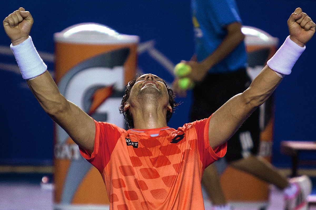 El tenista español David Ferrer festejó de esta manera el triunfo y el título. (Foto Prensa Libre: AP).