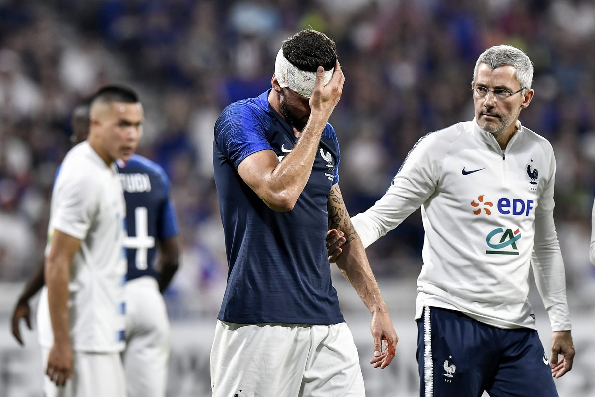Olivier Giroud tuvo que ser atendido por los médicos, en el empate entre Francia y Estados Unidos. (Foto Prensa Libre: AFP)