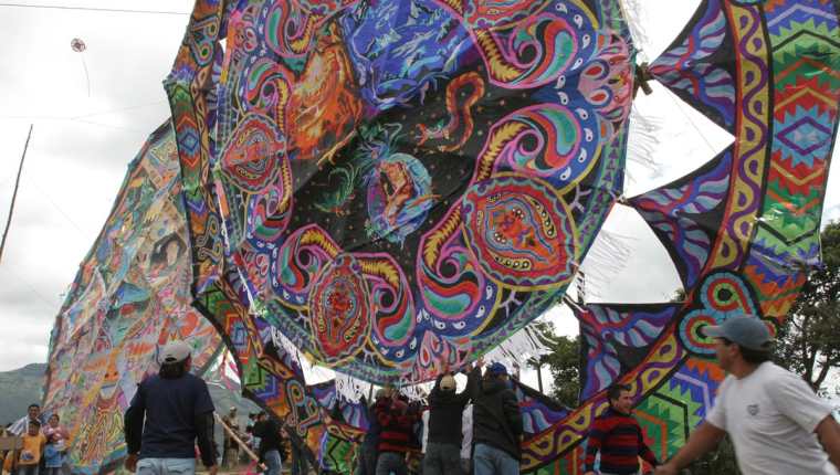 El festival del Barrilete, se celebra el 1 de noviembre, en el campo de futbol de Sumpango, Sacatepéquez. (Foto Prensa Libre: Edwin Castro)