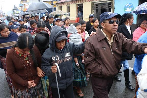 Participantes en la conmemoración del Día Internacional de Personas con Discapacidad, en Cobán, Alta Verapaz. (Foto Prensa Libre: Eduardo Sam).