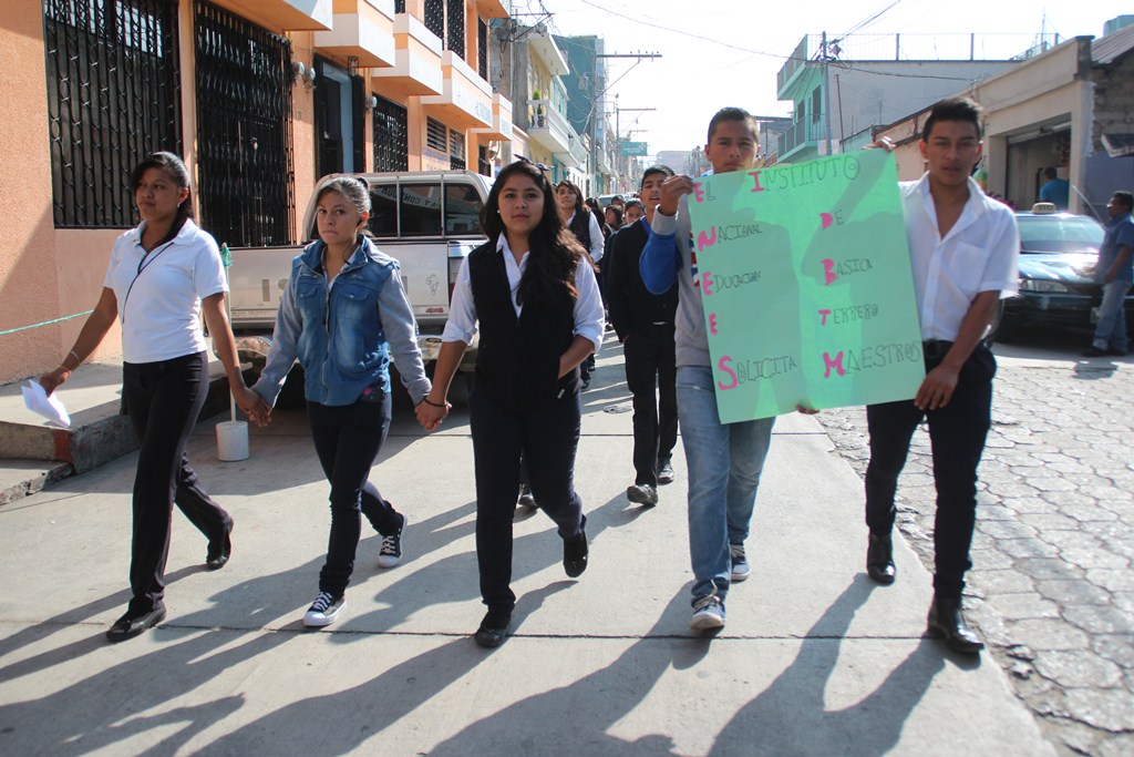 Estudiantes se manifiestan en Huehuetenango para exigir maestros. (Foto Prensa Libre: Mike Castillo)