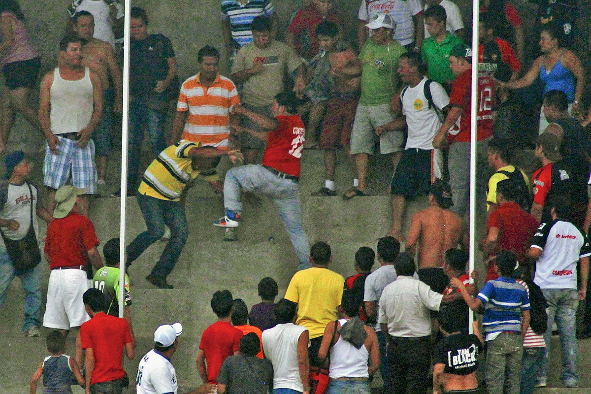 Aficionados de Coatepeque terminó con golpes el difícil momento del descenso. (Foto Prensa Libre: Alexander Coyoy)