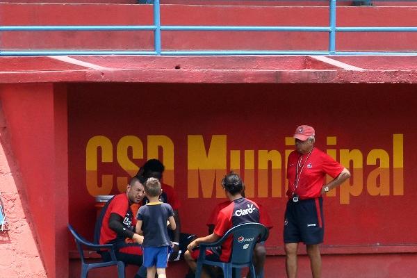 El técnico Aníbal Ruiz conversa con Marco Ciani, Marvin Ávila y Hamilton López,  al finalizar ayer el entrenamiento en el estadio de El Trébol. (Foto Prensa Libre: Eddy Recinos)