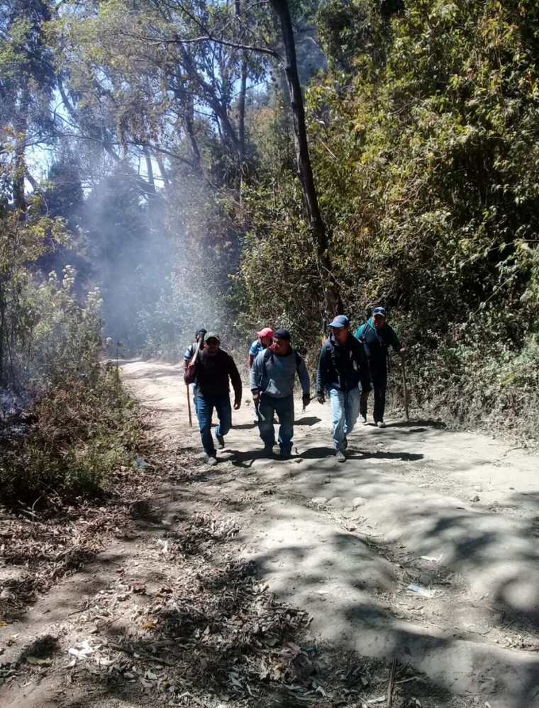 Guardabosques atienden uno de los incendios registrados en Xela. (Cortesía Hugo Urizar)