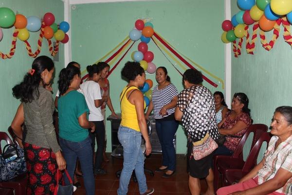 Alrededor de 20 mujeres participaron en la inauguración del centro, acto durante el cual se llevaron a cabo dinámicas y se organizó una charla. (Foto Prensa Libre: Oswaldo Cardona).