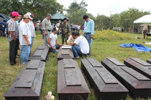 Los restos delos campesinos son llevados a Izabal.
