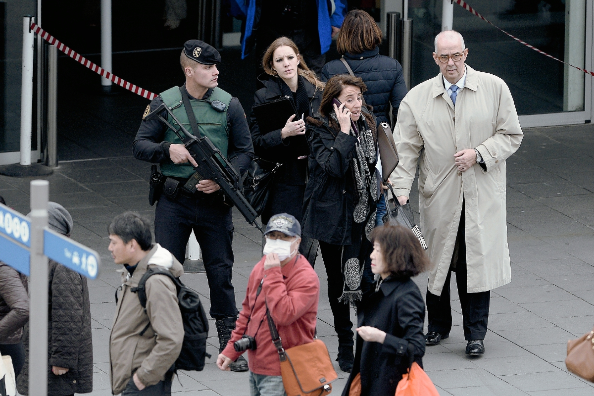 El director de MSC cruceros Emiliano González —izquierda— acompaña a los pasajeros. (Foto Prensa Libre:AFP)