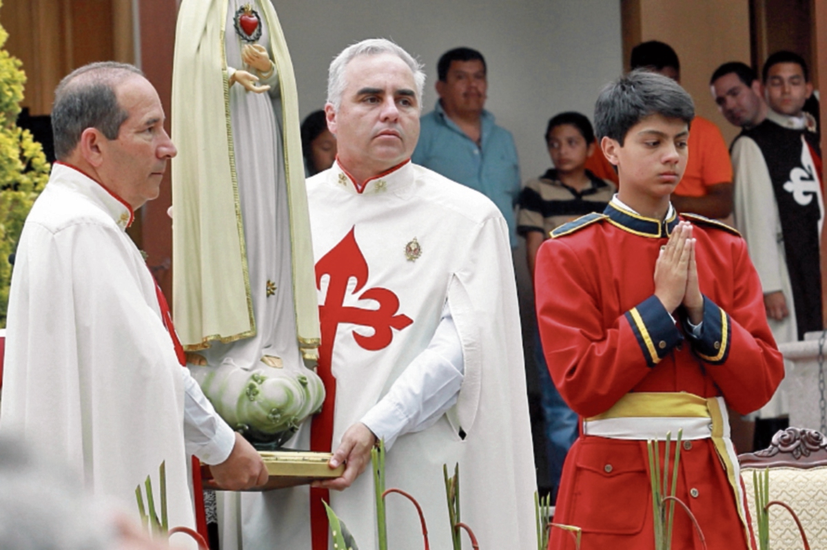 La coronación de la imagen de la Virgen de Fátima fue uno de los momentos de mayor fervor. (Foto Prensa Libre: Estuardo Paredes)