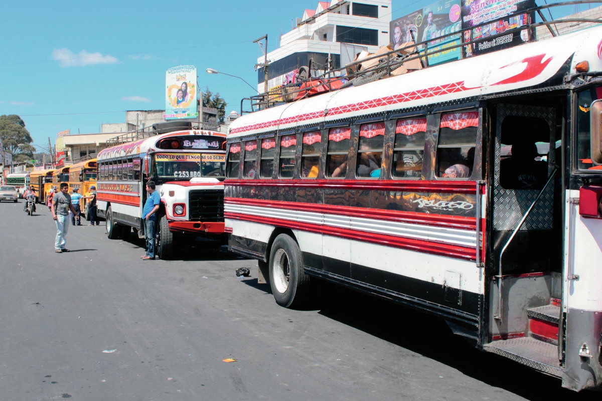 Transportistas de Quetzaltenango son afectados las extorsiones. (Foto Prensa Libre: Carlos Ventura)