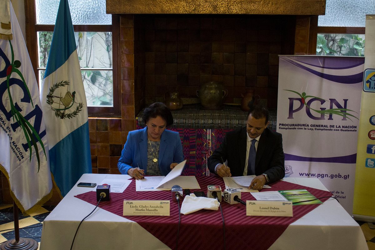 Annabella Morfín, jefa de la PGN, y Leonel Dubón, del Refugio de la Niñez, firman el convenio de cooperación. (Foto Prensa Libre: PGN)