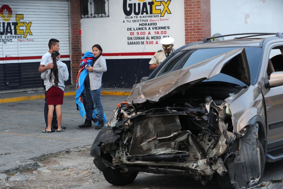 Después de la colisión el piloto huyó y dejó en el vehículo a dos mujeres y un bebé. (Foto Prensa Libre: Estuardo Paredes)