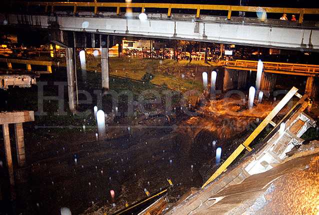 Vista del puente de Villalobos destruido el 10 de junio de 2000. (Foto: Hemeroteca PL)