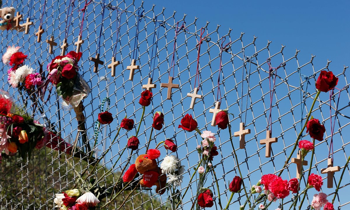 Ofrendas a las víctimas de la matanza en Parkland, FLorida. (Foto Prensa Libre: AFP)